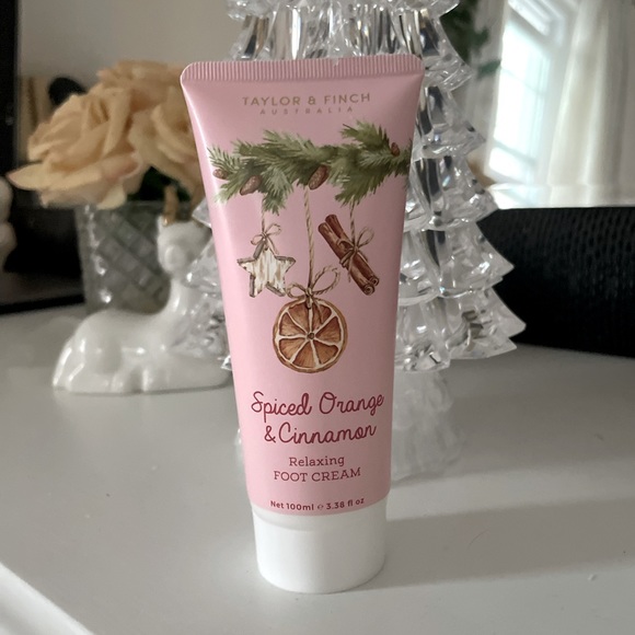 Taylor & Finch Spiced Orange & Cinnamon Foot Cream 100 ml / 3.38 fl oz - Picture 2 of 3